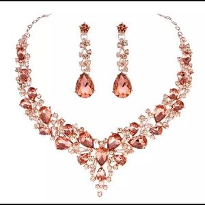 🎉Price Drop🎉Gorgeous Peach Crystal Necklace set